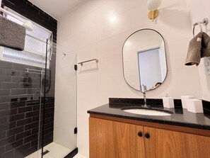 Studio Confort | Salle de bain | Douche, serviettes fournies, papier toilette