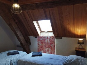 3 bedrooms, iron/ironing board, WiFi, bed sheets