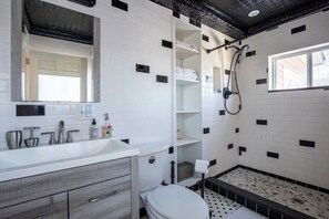 Regadera, secadora de cabello, toallas, jabón 