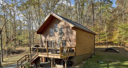 Cozy LAKE cabin steps away from Douglas Lake in East TN! Sleeps 5! Hot Tub.
