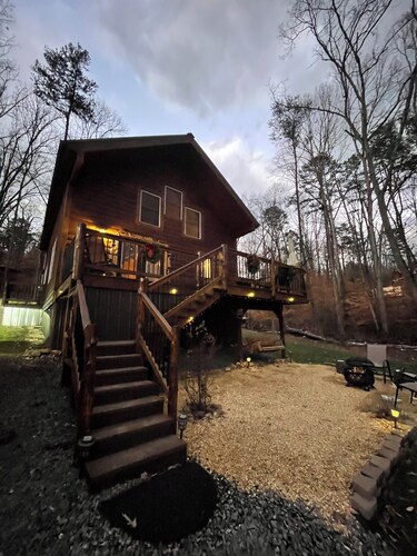 Cozy LAKE cabin. Near Douglas Lake in East TN! Sleeps 5! Hot Tub. Fireplace.