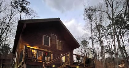 Cozy LAKE cabin. Near Douglas Lake in East TN! Sleeps 5! Hot Tub. Fireplace.