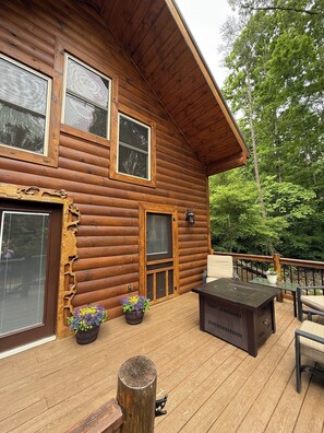 Terrace/patio - Cozy LAKE cabin. Near Douglas Lake,East TN! Sleeps 5.Hot Tub. Fireplace. Age 25+ (Dandridge)