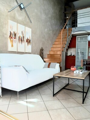 Smart TV, video games, DVD player, music library - House with swimming pool in a village between Cannes and Grasse on the mimosa road (Pégomas)