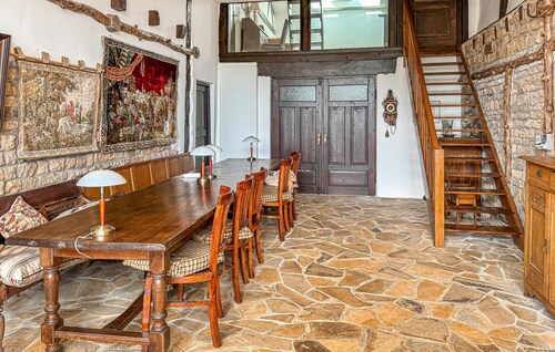 Beautiful home in Pressigny with WiFi