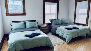 2 bedrooms, desk, WiFi