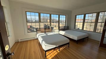 2 bedrooms, desk, WiFi