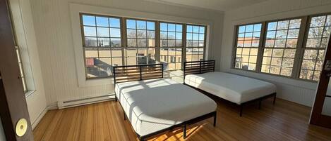 2 bedrooms, desk, WiFi