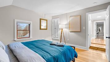 3 bedrooms, desk, WiFi, bed sheets