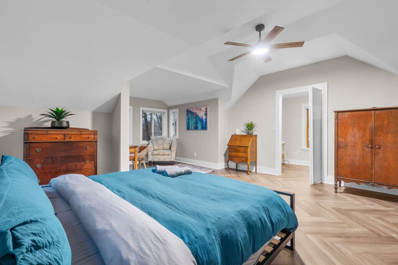 3 多间卧室、办公桌、WiFi、床单