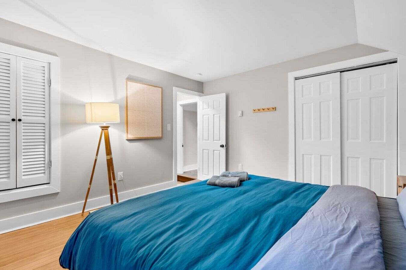 3 bedrooms, desk, WiFi, bed sheets