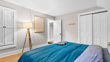 3 bedrooms, desk, WiFi, bed sheets