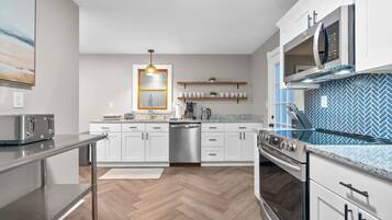 Frigorifero, forno, piano cottura, lavastoviglie