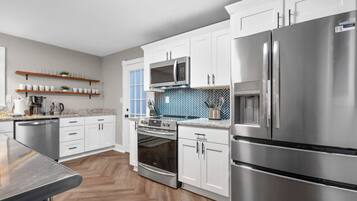 Fridge, oven, stovetop, dishwasher