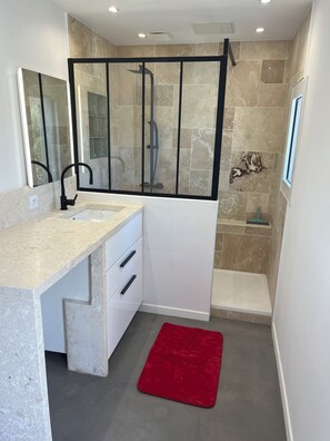 Een douche, handdoeken