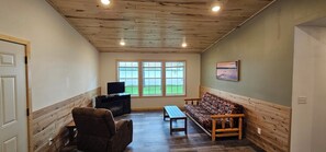 Cabaña familiar, vista al lago, junto al lago | Área de sala de estar