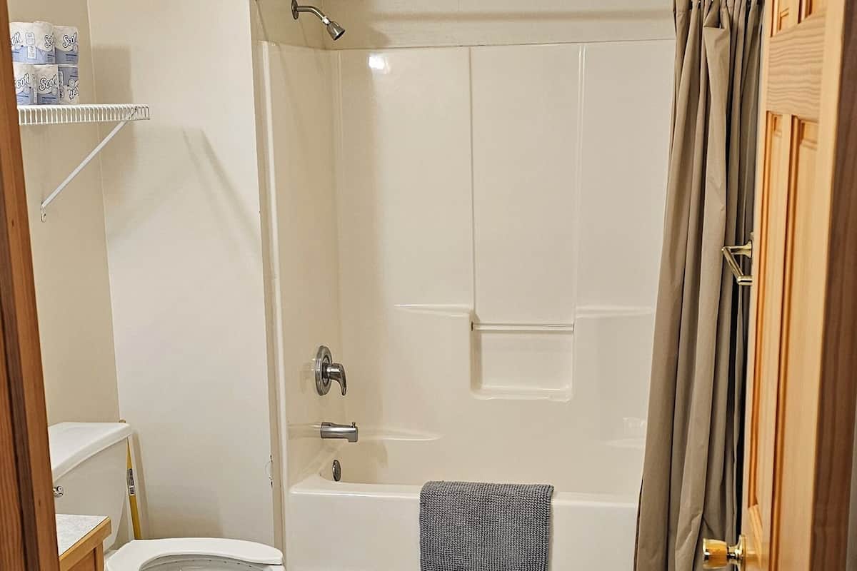 Une salle de bain équipée d’une baignoire, de toilettes et d’un espace douche.