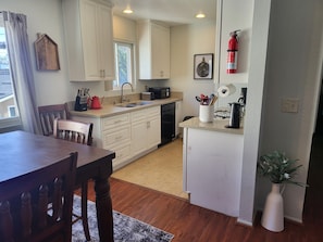 Fridge, microwave, oven, stovetop - 2-bedroom Condo with WiFi less than 10 min from Beach, CSLB, Convention Center (Long Beach)