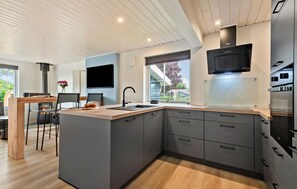 Réfrigérateur, micro-ondes, plaque de cuisson, lave-vaisselle