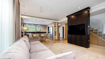 House, 4 Bedrooms, Private Pool | Private kitchen | Full-size fridge, microwave, oven, stovetop