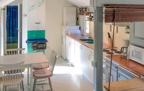Coffee/tea maker, fridge, microwave, stovetop