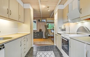 ثلاجة، موقد طهي مسطح، غسالة أطباق، ماكينة لصنع القهوة/الشاي