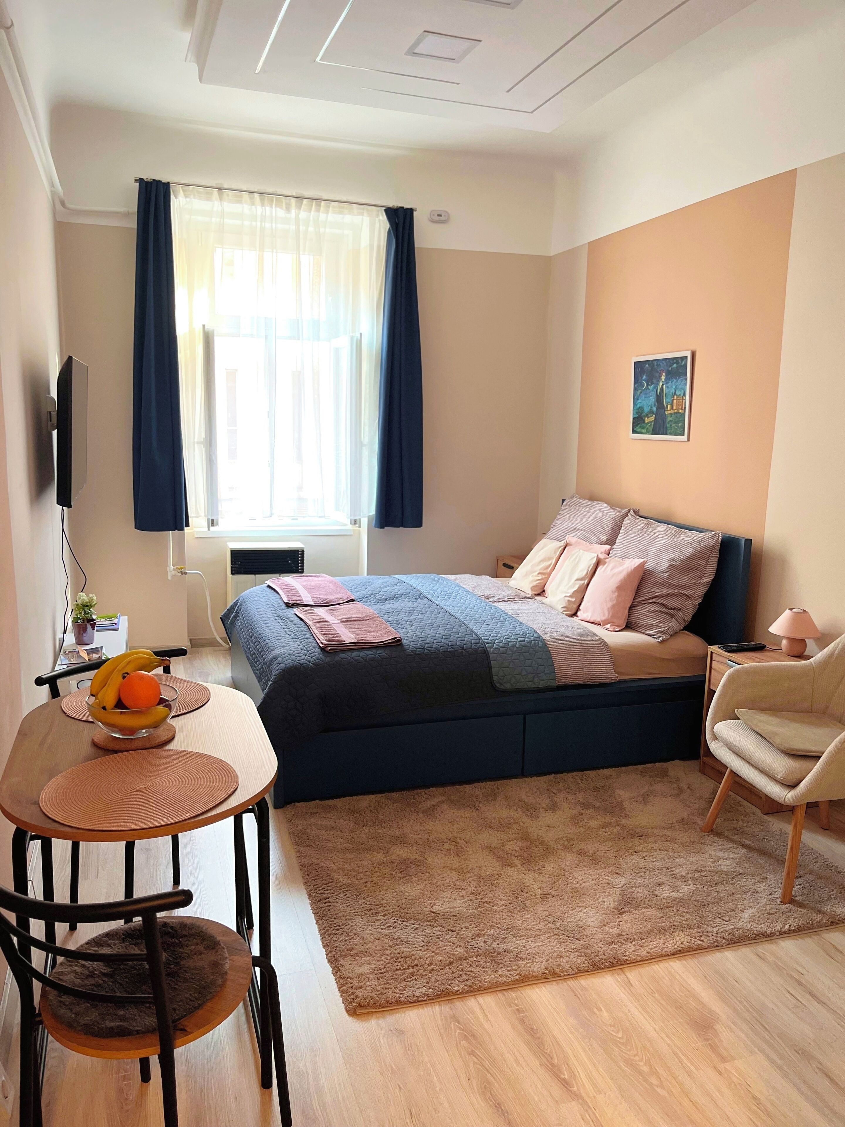 Iron/ironing board, WiFi, bed sheets