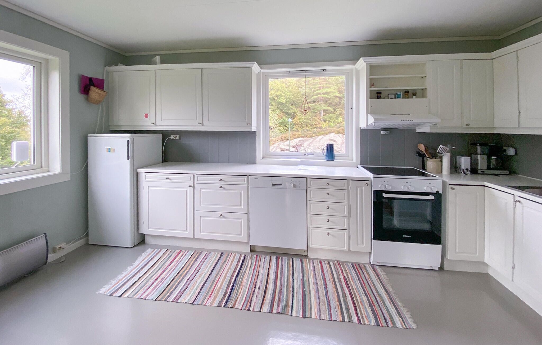 Kjøleskap, ovn, kokeplater og oppvaskmaskin