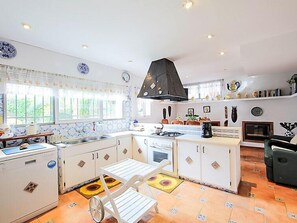 Villa, varias habitaciones, terraza | Cocina privada