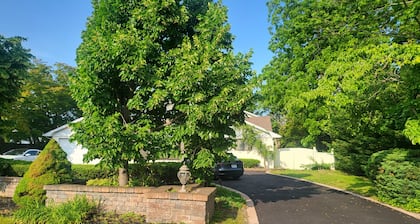 Spacious 4-bedroom house with WiFi, fitness room in amazing Bay Shore