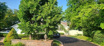Spacious 4-bedroom house with WiFi, fitness room in amazing Bay Shore