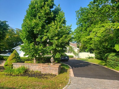 Spacious 4-bedroom house with WiFi, fitness room in amazing Bay Shore