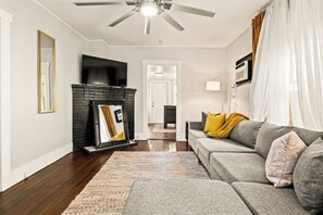 Smart TV - Heart of The City Hideaway (St. Petersburg)