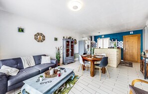 TV - 1 bedroom amazing home in Terrasson-Lavilledieu (Terrasson-Lavilledieu)