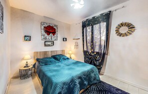 1 habitación, tabla de planchar con plancha y cuna de viaje 