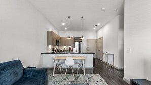 Un appartement moderne comprenant une cuisine, un coin repas et un salon.