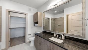 Secadora de cabello, toallas, jabón, shampoo