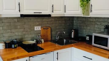 Micro-ondes, produits de nettoyage écologiques fournis