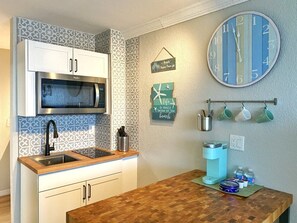 Refrigerador, microondas, placa de cocina, cafetera/tetera