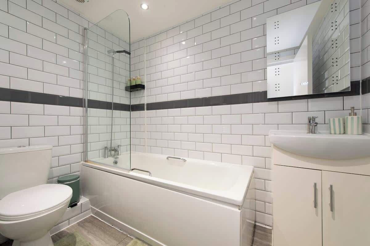 Shower, hair dryer, towels, shampoo