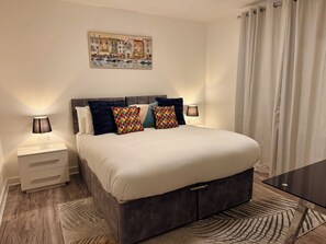 1 bedroom, desk, iron/ironing board, WiFi - Modern 1-Bedroom Apartment in Southampton Near Cruise Terminal (Southampton)