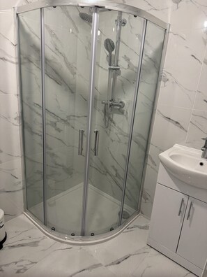 Serviettes fournies, savon, papier toilette