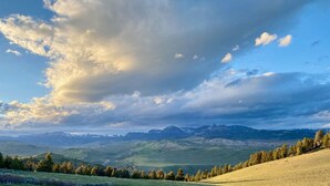 Eine Berglandschaft mit blauem Himmel und vereinzelten Wolken.