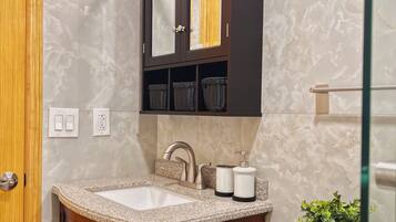 Haartrockner, Handtücher, Seife, Toilettenpapier