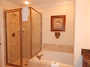 Secadora de cabello, toallas, papel de baño