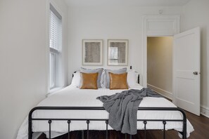 3 bedrooms, iron/ironing board, WiFi, bed sheets - Walking distance to Historic Main Street, St. Charles, MO (Saint Charles)