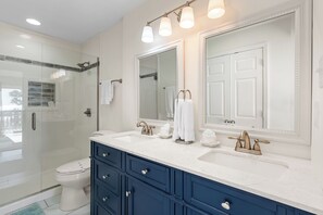 Haartrockner, Handtücher, Toilettenpapier