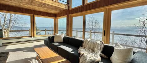 Smart TV, caminetto, tavolo da calcetto, tavolo da ping pong