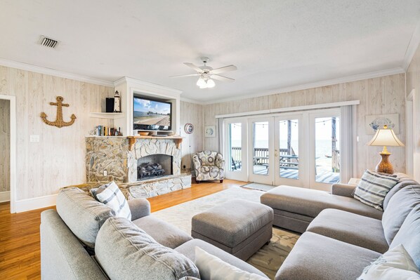 TV, fireplace, stereo