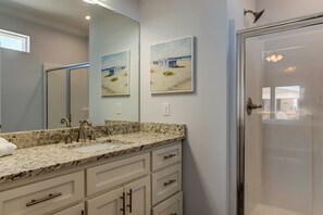 Dusche, Haartrockner, Handtücher, Toilettenpapier